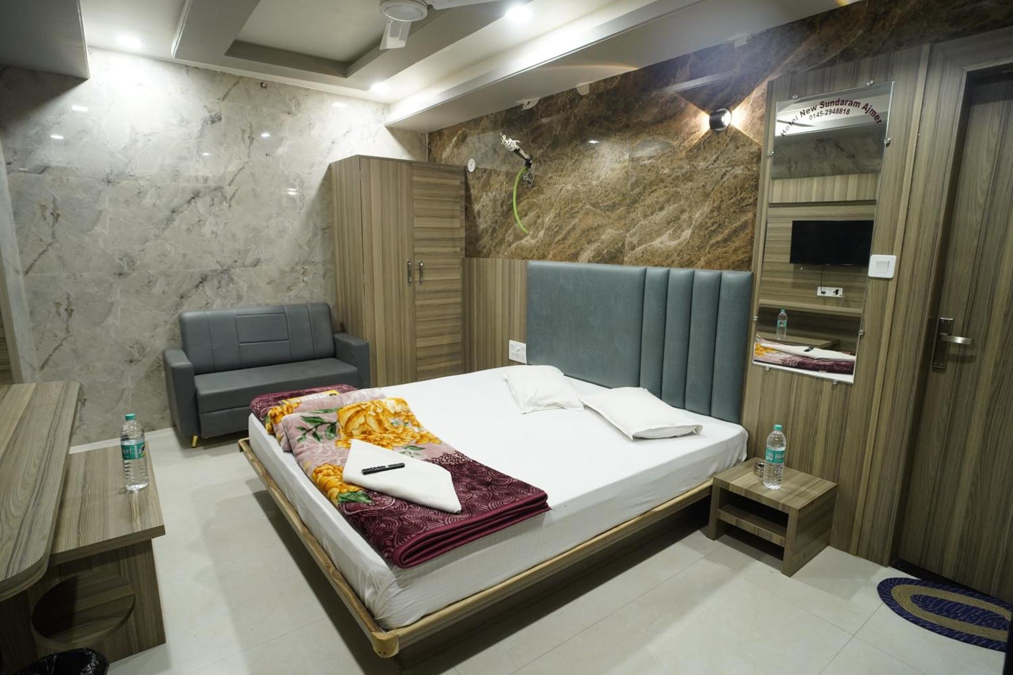 Hotel New Sundaram 150 Mtrs From Dargah Ádzsmir Kültér fotó